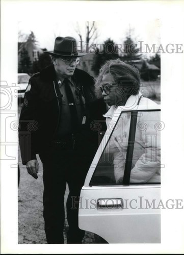 1990 Pressefoto Shirley Kinge taucht mit Offizier aus Polizeiauto auf - sya97374