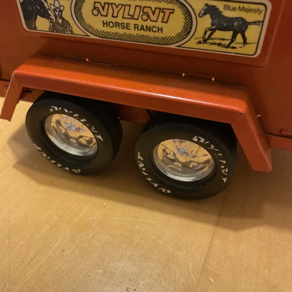 VINTAGE NYLINT PRESSED STEEL BROWN RED HORSE RANCH TRAILER BLUE MAJESTY - Image 4 of 4