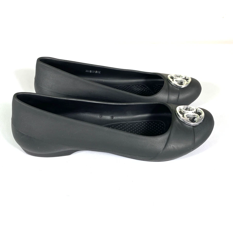 Zapatos planos de ballet Crocs Gianna de goma negros para mujer con medallón plateado talla 9 Foto 2 de 4