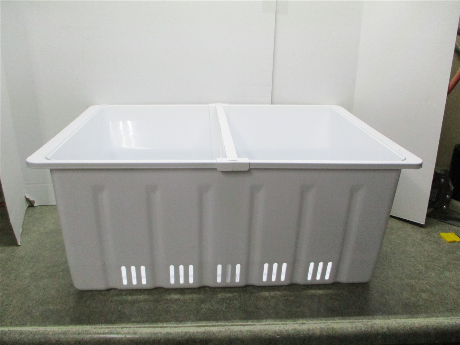 BOSCH REFRIGERATOR DRAWER W/DIVIDER PART # 00684180 00677075