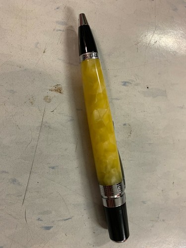 Bolígrafo amarillo con tinta negra amarilla, negro y plateado hecho en resina de Taiwán - Imagen 2 de 6