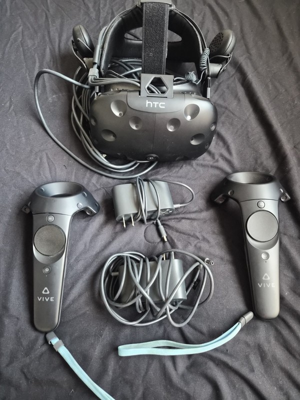 HTC Vive Virtual Reality - Black (99HAHZ044-00) lightly used