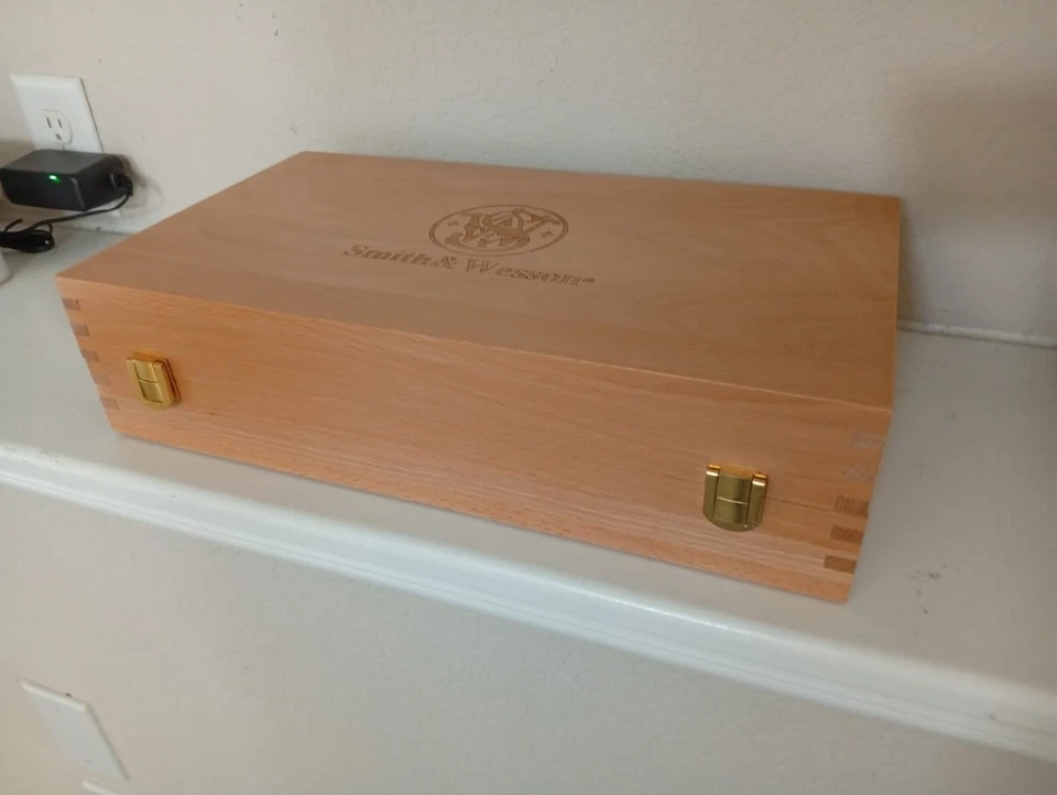 Smith & Wesson Pistol/Revolver Storage Box – Beech Wood, 9" x 16"x4". - Image 2 of 4