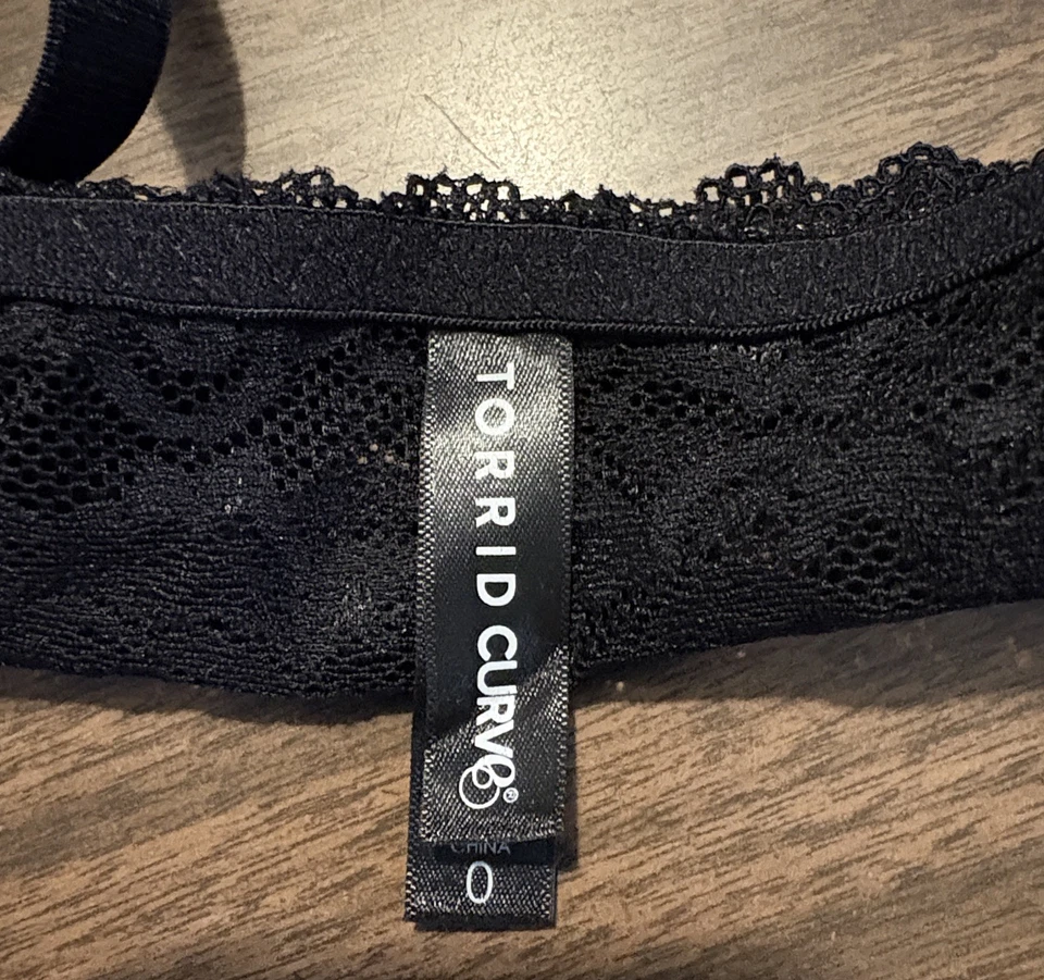 Sutiã Torrid Curves tamanho 0 grande 12 preto sem forro floral renda bralette - Imagem 4 de 4