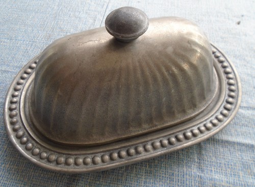 Butterdose mit Deckel Wilton Flöten und Perlen