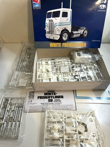 #431 - AMT ERTL WHITE FREIGHTLINER 1:25 TRUCK MODEL KIT #38340 - NIOB ...