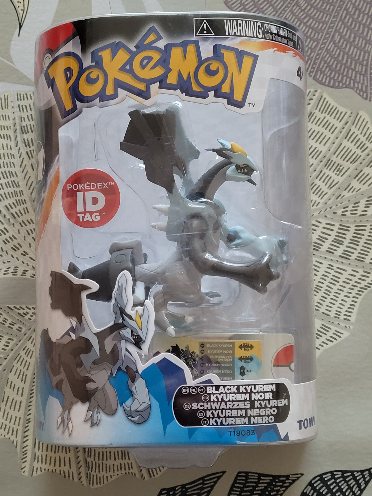 Figurine Kyurem Noir Pokémon Tomy 2013 à exposer sur une étagère de chambre de geek
