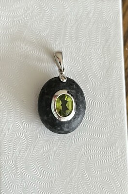 18K 750 King s White Gold Bail & Bezel Setting Pendant W/ Peridot Set In Stone