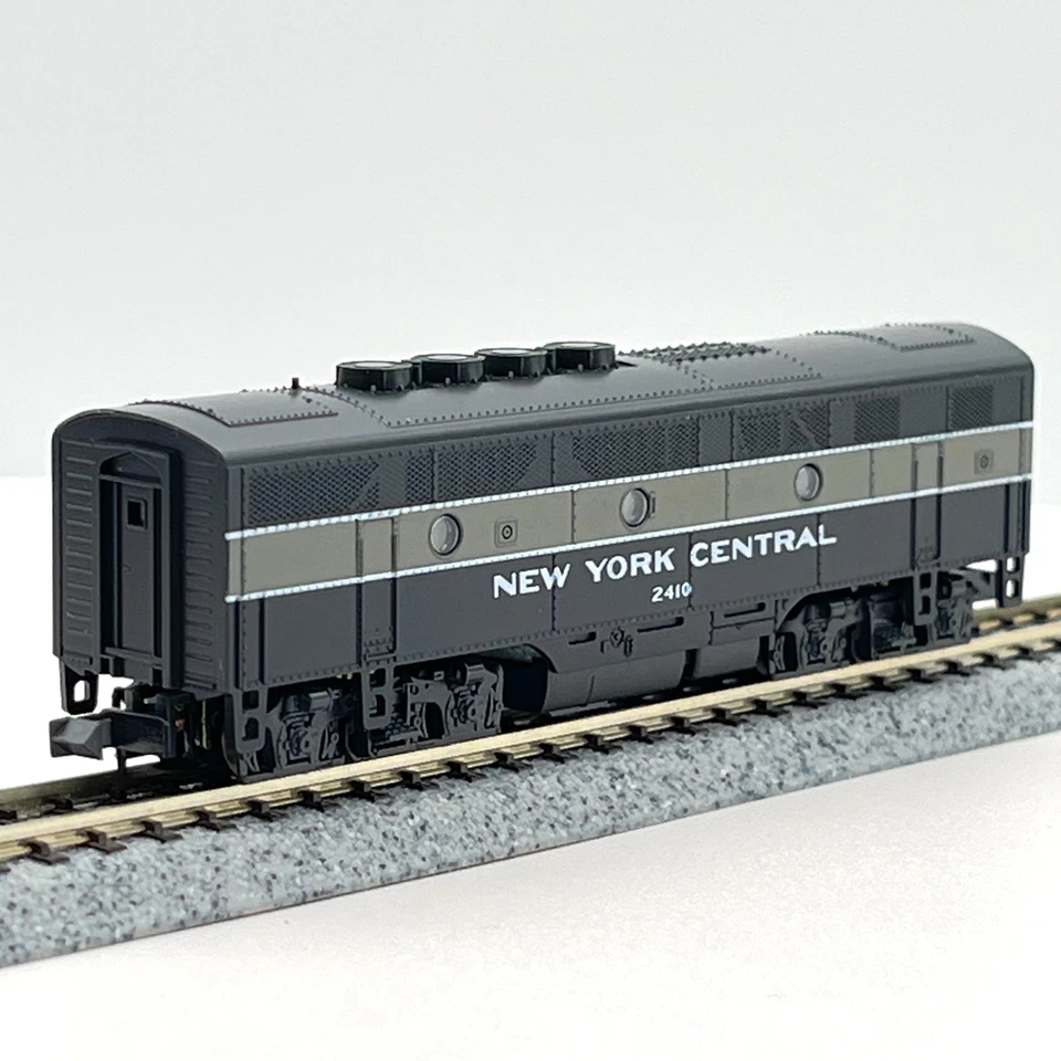 Kato N Scale 176-085 New York Central EMD F3B Phase II Diesel Locomotive 2410 - Image 4 of 4