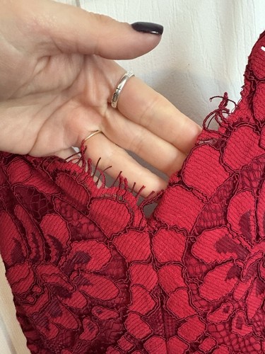 Vestido midi clásico con ojales de encaje rojo 2 de Nicole Miller Collection para mujer nuevo con etiquetas - Imagen 2 de 4