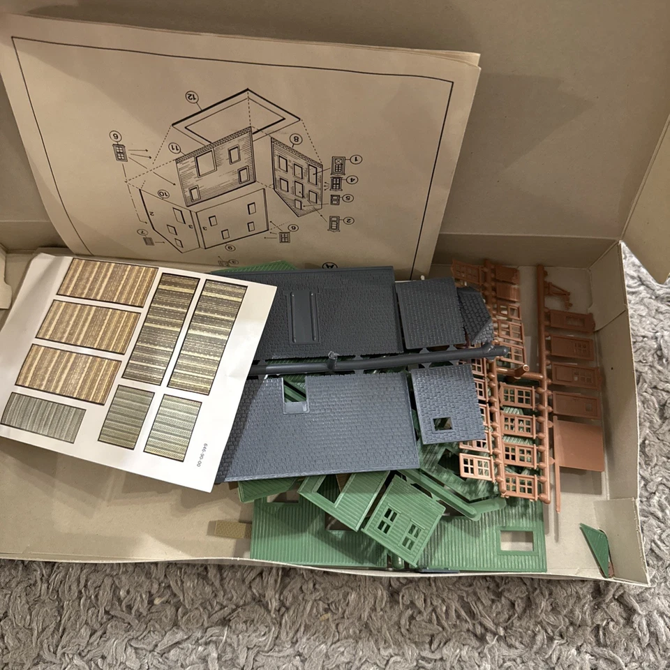 Con-Cor Aunt Millie's House~HO Scale Building Kit 9050~Molded In Color NEW - Image 2 of 3