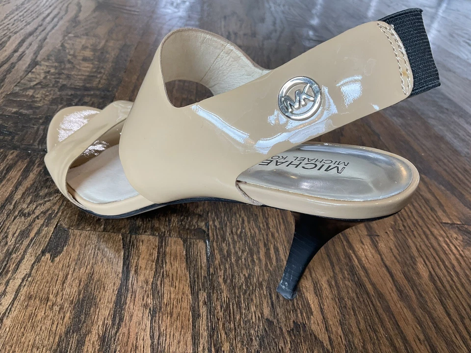 Sandalias de moda de diseñador de charol beige MICHAEL KORS PRINCETON para mujer EE. UU. Foto 2 de 4
