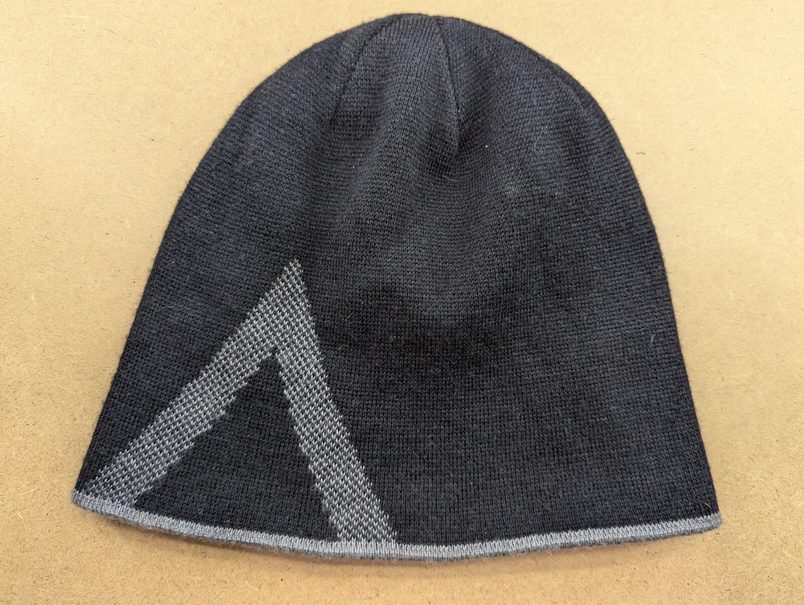 Cappello Arc'teryx Crest Toque Beanie taglia unica reversibile misto lana grigio nero