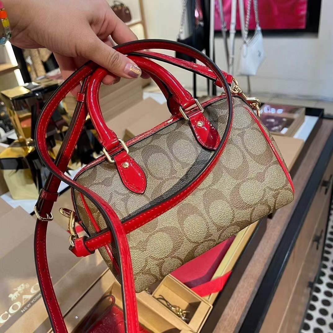 NWT Coach Boxed 🎁🎁 Mini Rowan Crossbody With Hearts Key Ring