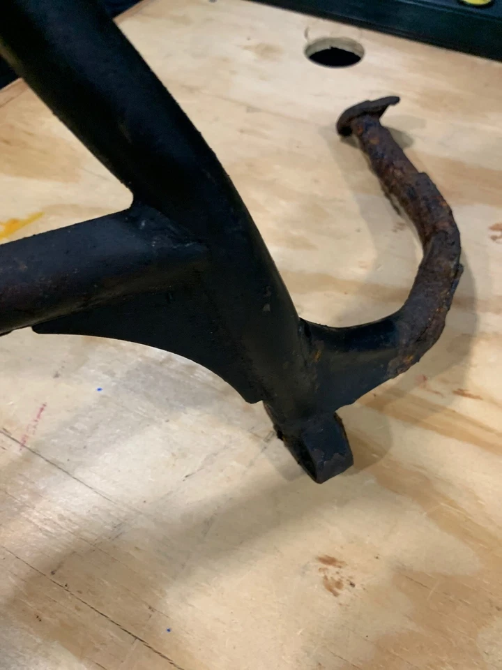 42100-05A00 Suzuki soporte central 1985 GV1200 Madura  Foto 2 de 4