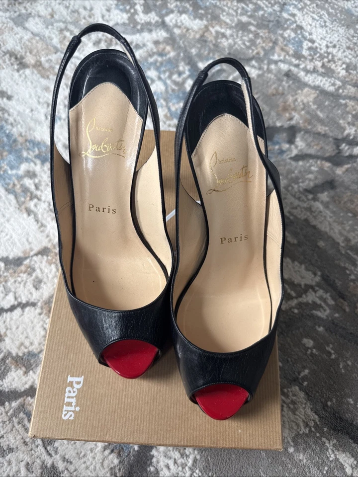 Christian Louboutin No Prive 120 tamanho 38 bomba de dedo aberto preta - Imagem 4 de 4