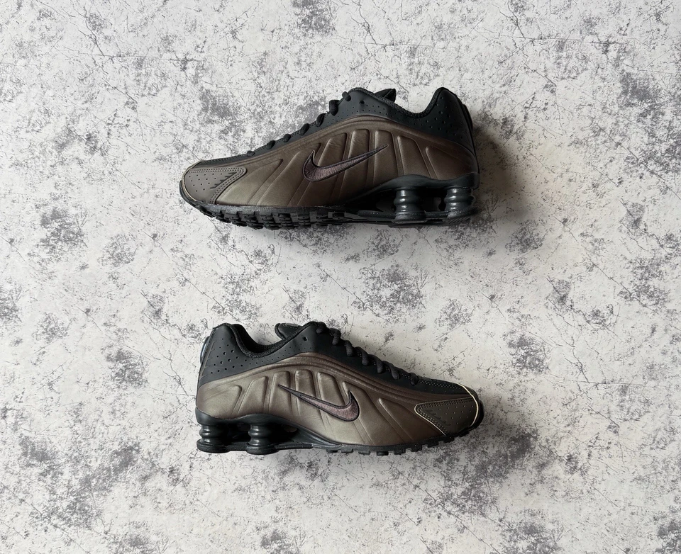 Nike Shox R4 - Off Noir Ironstone - UK 6 - AR3565 007 - scatola senza coperchio - Immagine 3 di 4