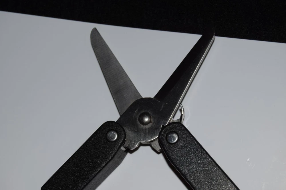 MULTI TOOL/(RED DOT) (7 TOOLS IN ONE)..