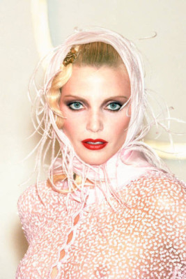 Nadja Auermann posiert Backstage während Valentino Ready To Wear Spri - 4x6 Foto