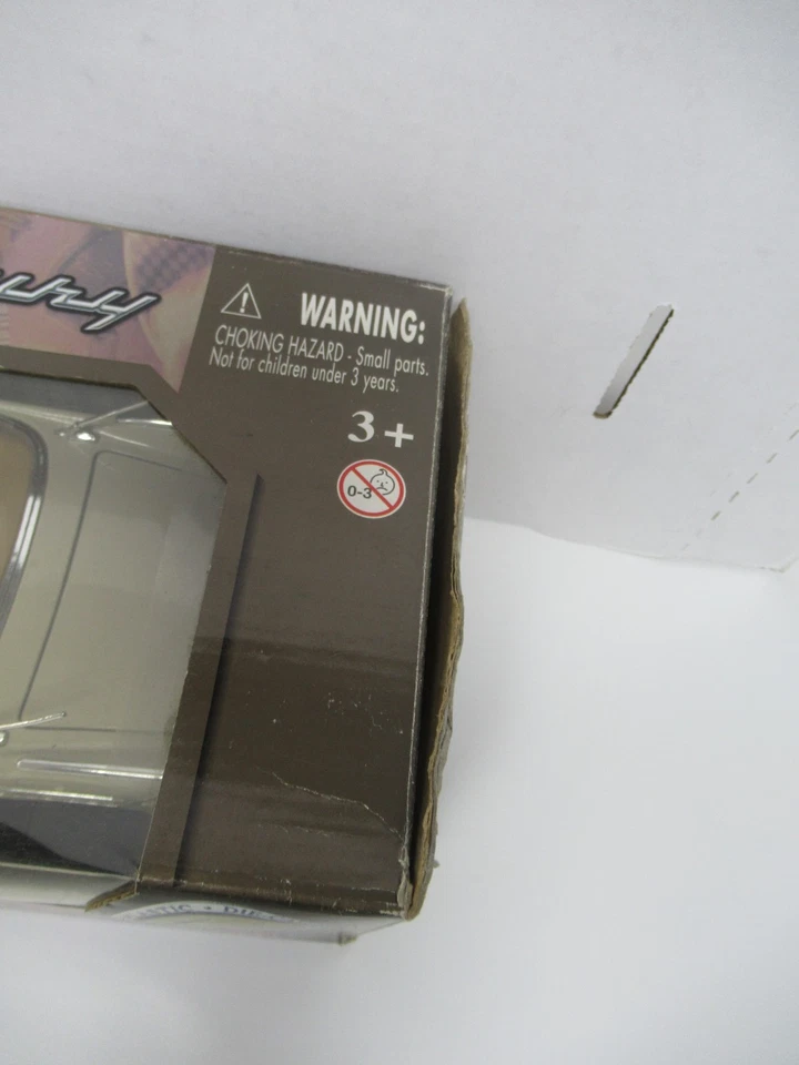 Motor Max Cream 1958 Plymouth Fury 2002 escala 1:18 Foto 4 de 4