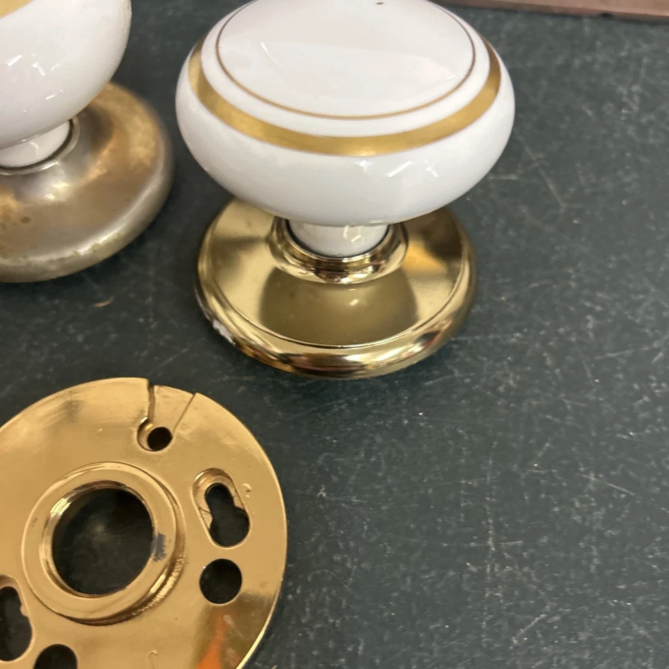 White Gainsborough Interior Classic Ceramic Door Knobs Gold Baseplates. - Image 2 of 4