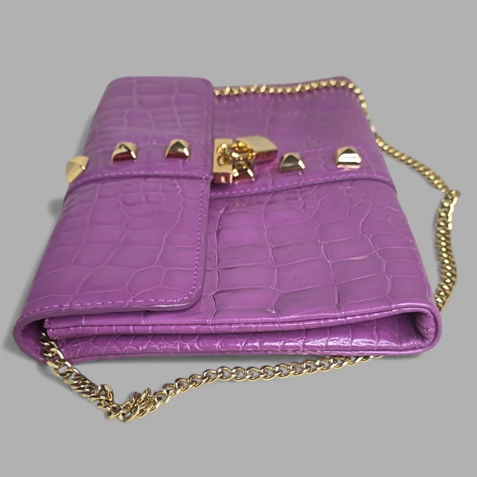 Cartera sin asas Carlisle imitación cocodrilo púrpura con correa de cadena dorada e interior fucsia usada en excelente estado Foto 4 de 4