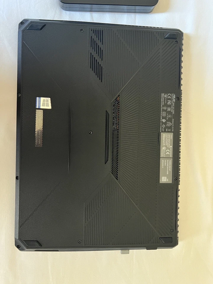 ASUS TUF Gaming 15.6" (1TB + 512GB, AMD Ryzen 7 3750H, 2,30 GHz, 16GB) Portatile - Immagine 2 di 4