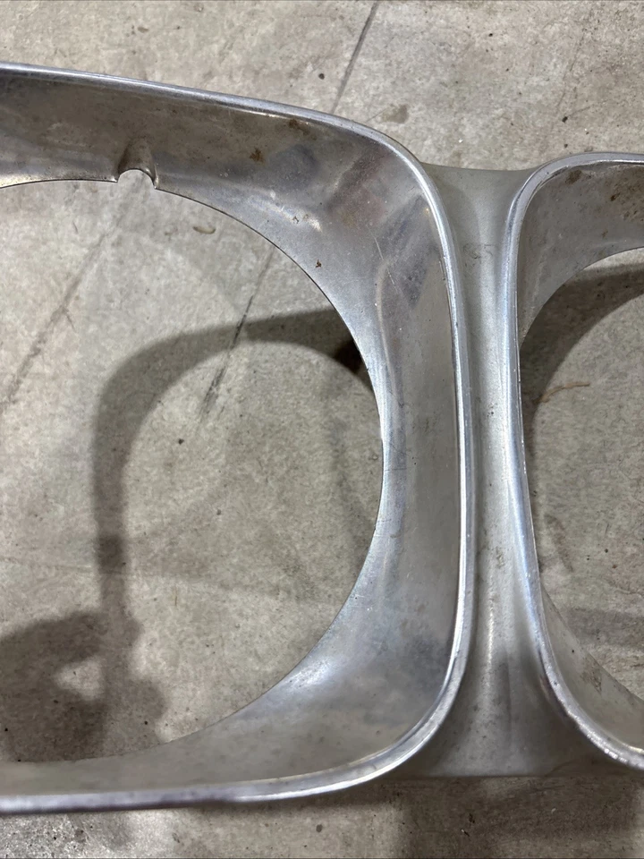 Oldsmobile Cutlass 442 1970 bisel de faro de aluminio derecho derecho GM Olds Foto 3 de 4