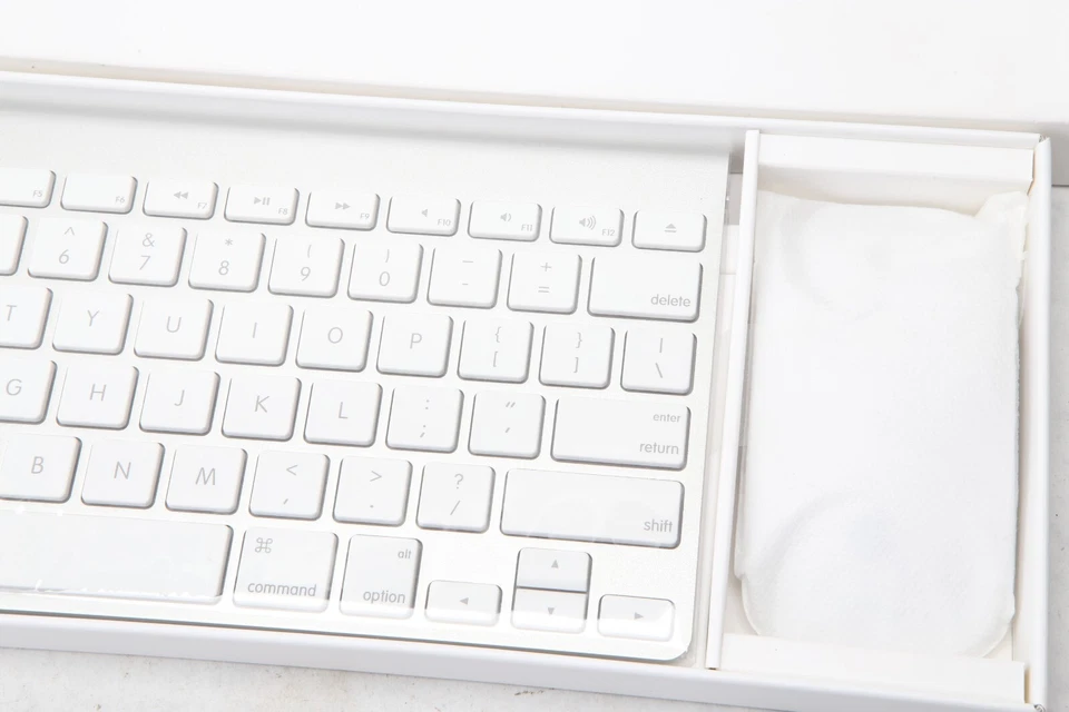 New Apple Magic Keyboard / Magic Mouse Combo (A1296/A1314) - White M43 - Image 4 of 4