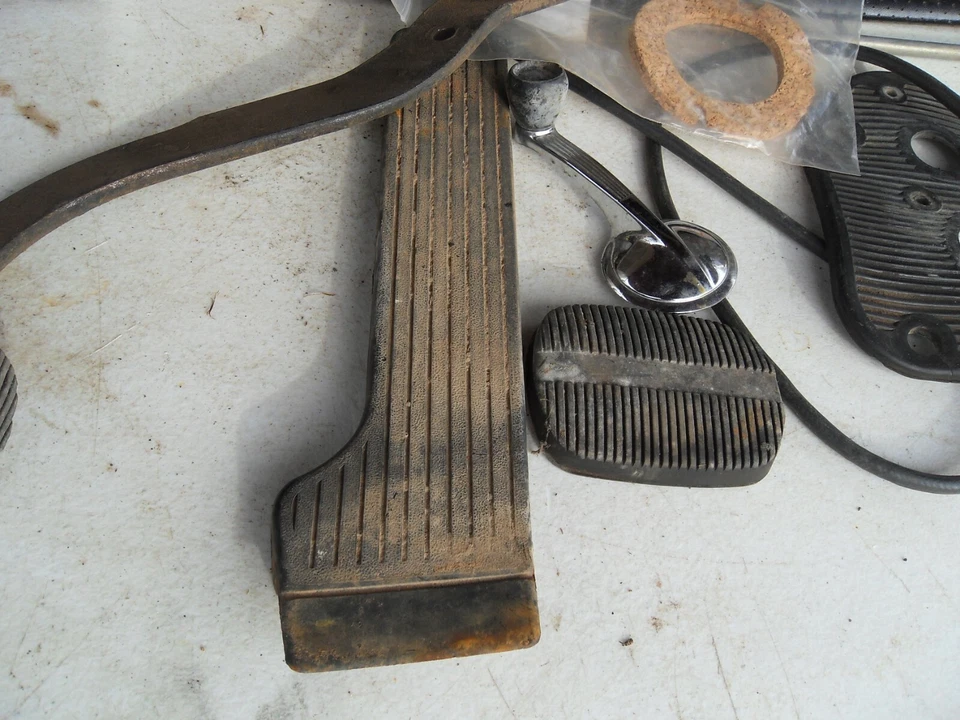 1958 CHEVROLET YEOMAN PARTS LOT ANTENNA PEDALS VISOR DOOR HANDLE  - Image 3 of 4