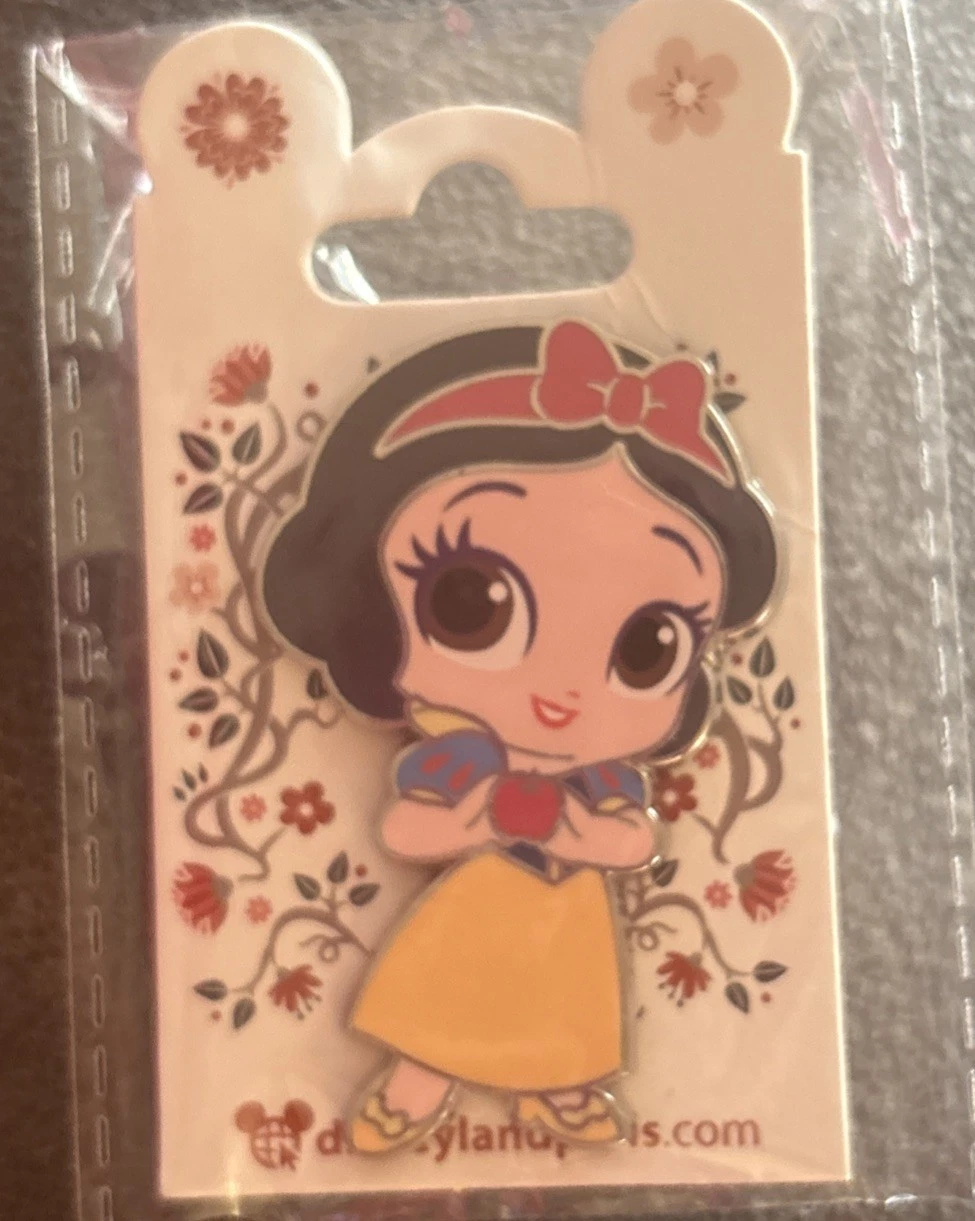 Disney DLP Paris Snow White and the Seven Dwarfs Chibi Princess Pin