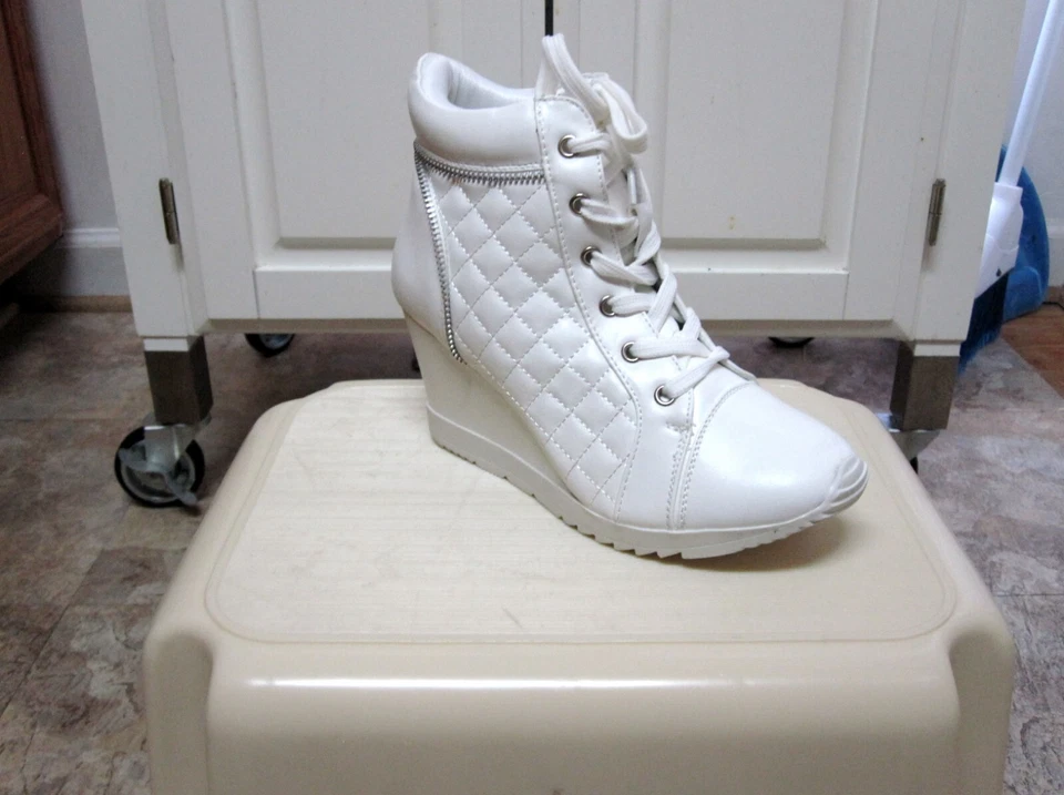 全新 女式 Forever Adriana-19 绗缝运动鞋 坡跟 白色 拉链口音 尺码 6 — 第 2/4 张图片