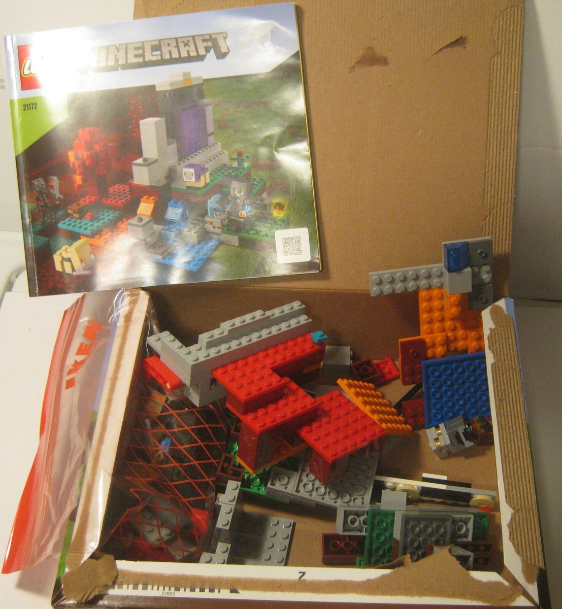 NEWTKフルセット 2021 LEGO Minecraft #21172 Set with Booklet OPEN BOX Sold AS IS