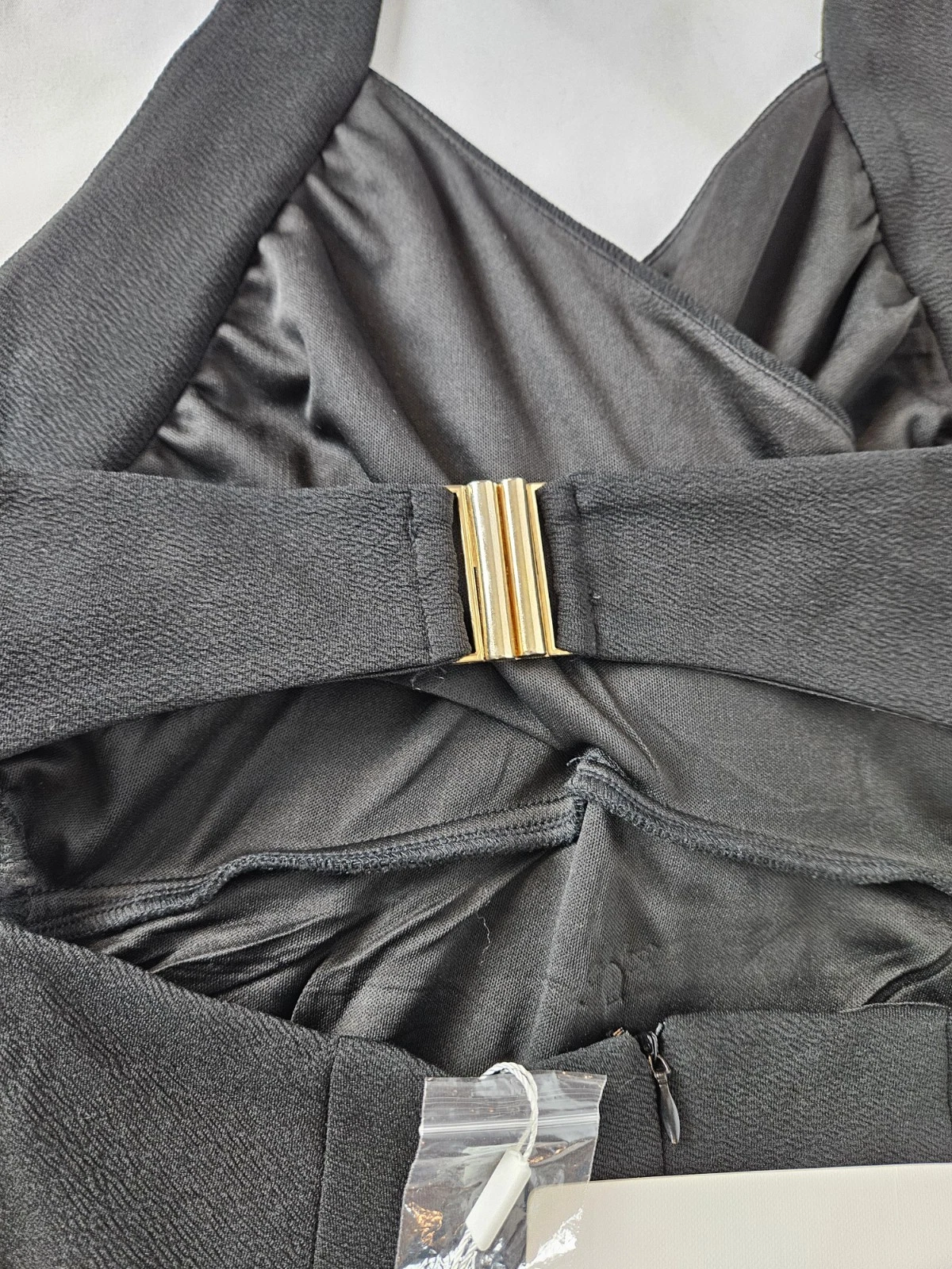 VETEMENTS Nuovo con etichetta! Saints & Secrets Donna Nero Medio Halter Chiusura Oro Schiena Elasticizzata Ritagli