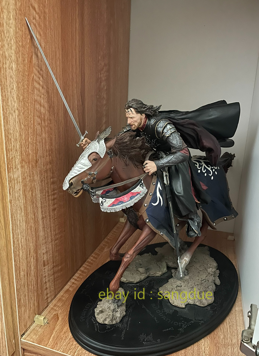 SS Weta Aragorn II rides a horse The Lord of the Rings Model