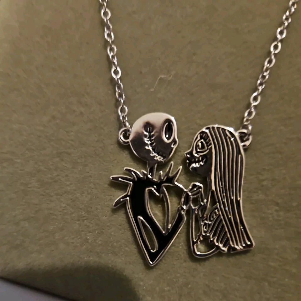 Collar Disney Couture Jack Skellington & Sally Pesadilla antes de Navidad Foto 2 de 4