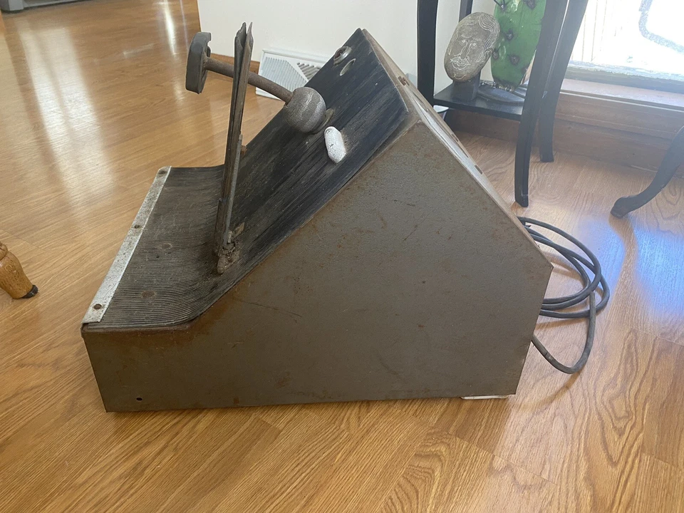 Dispositivo de entrenamiento de conductores AAA de colección de la década de 1930 con pedal y freno, hecho por Allgaier Shops, VA Foto 2 de 4