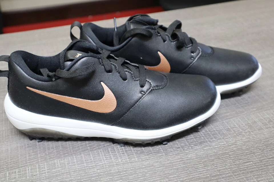 Nuevos botines de golf para mujer Nike Roshe G Tour zapatos negros bronce AR5582-001 talla 9 Foto 3 de 4