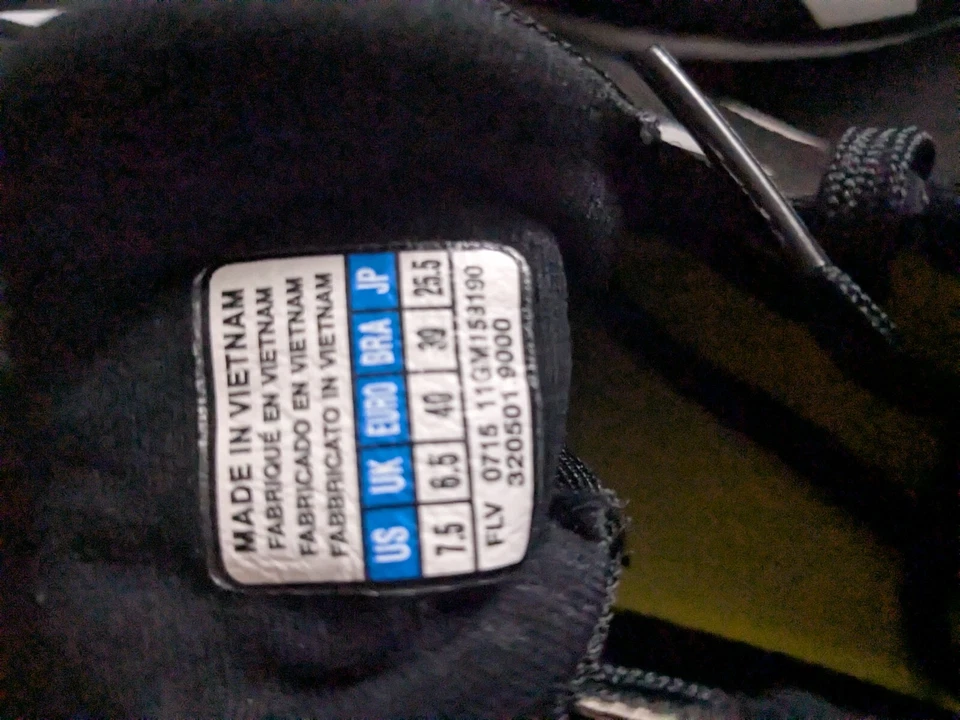 Botines de softbol Under Armour para niñas usados talla 7,5 años Foto 3 de 3