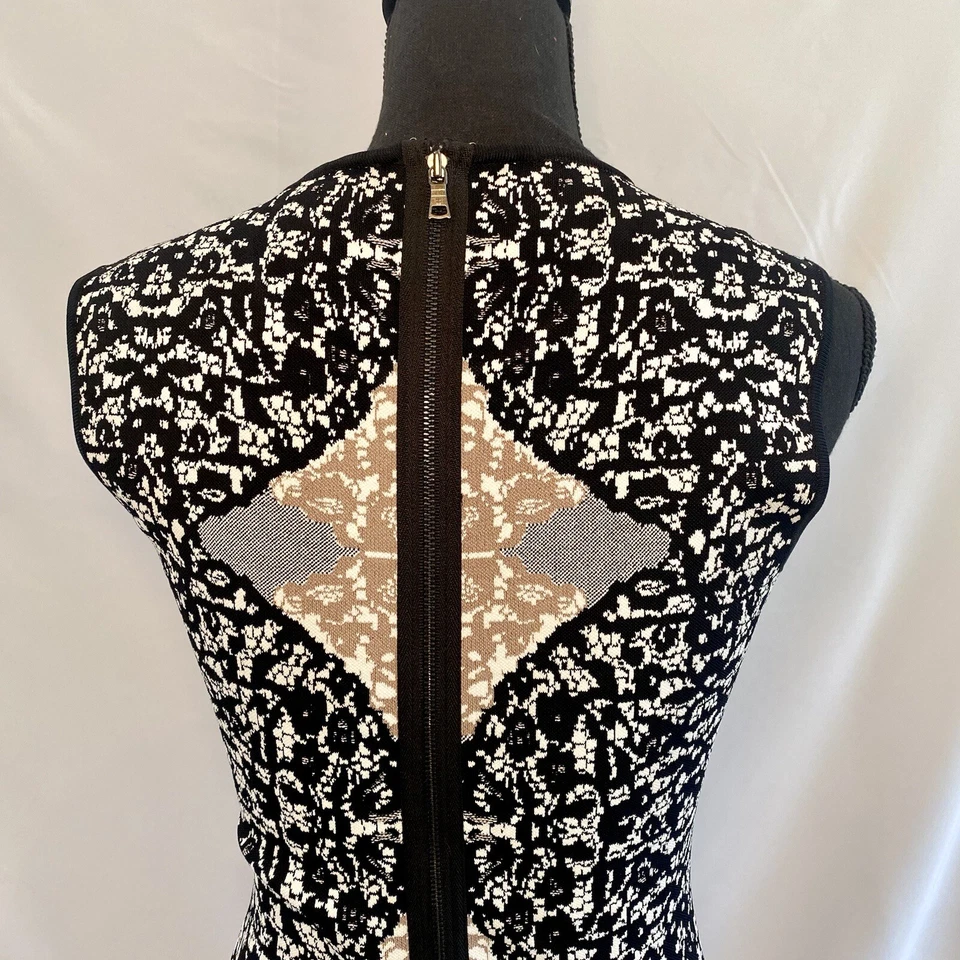 Vestido estampado BCBGMaxAzria Jose jacquard body-con, creme, preto, bege tamanho XS - Imagem 4 de 4