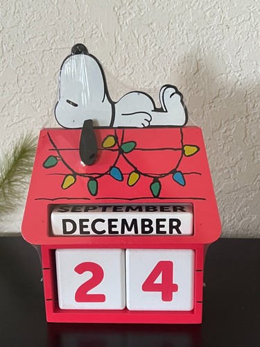 Peanuts Snoopy Casa para Perros Calendario Perpetuo Rojo Mesa Decoración de Navidad NUEVO - Imagen 1 de 12