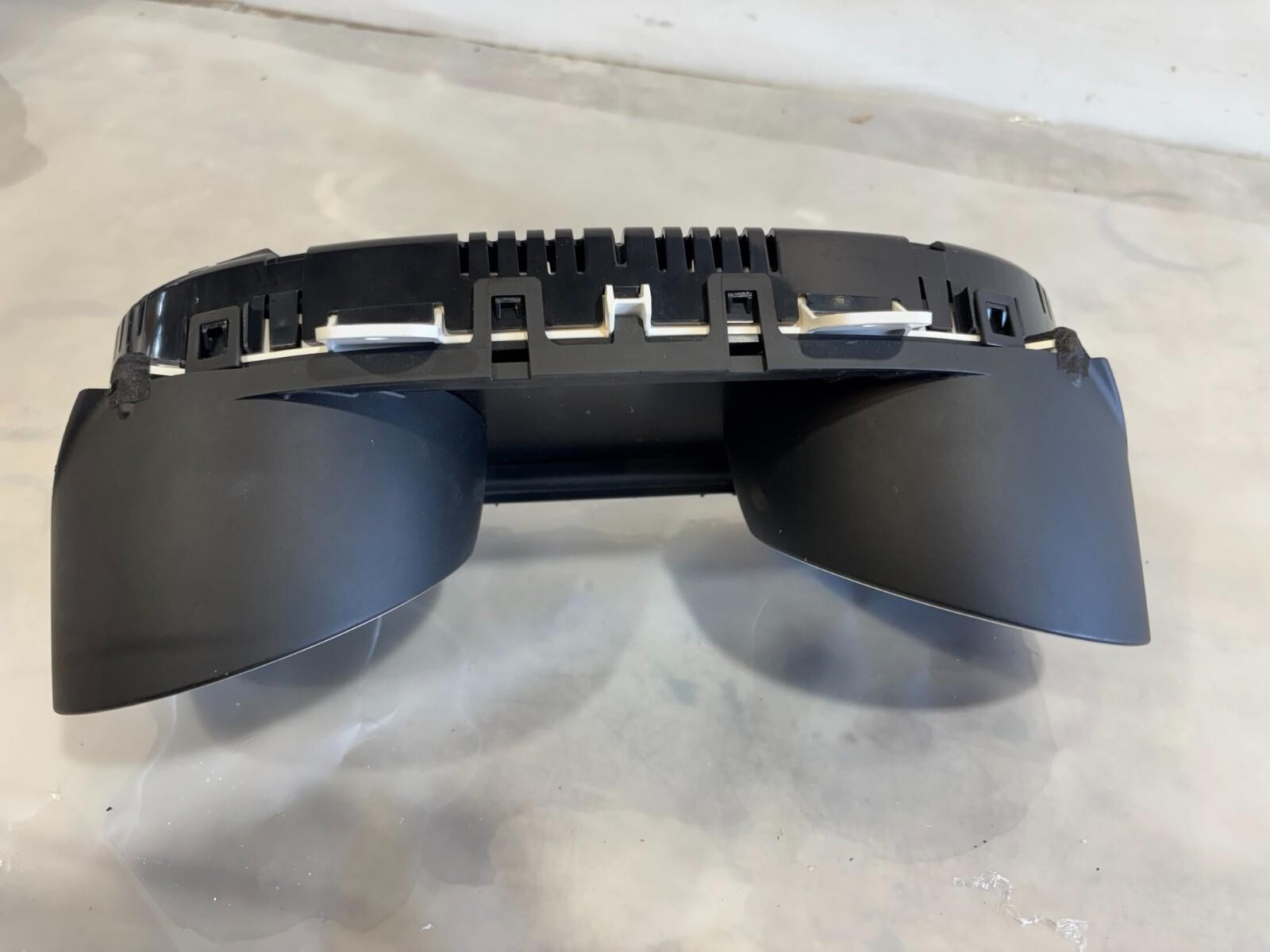 2017 - 2020 OEM MASERATI LEVANTE SPEEDOMETER INSTRUMENT CLUSTER GAUGE 670101176