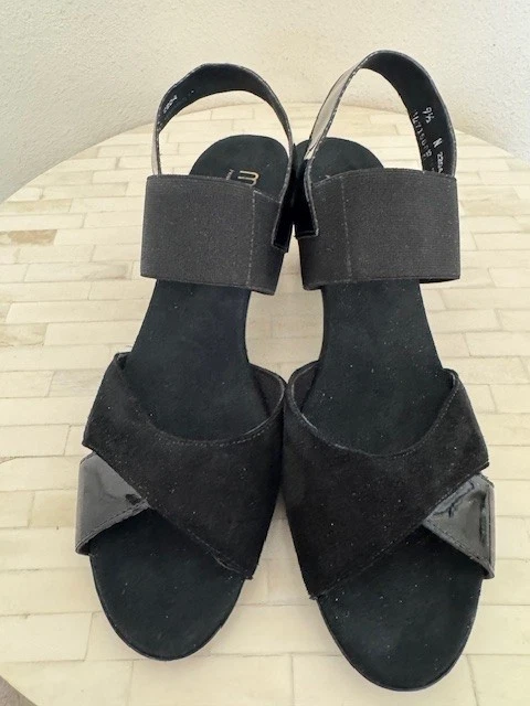 MUNRO BLACK STRAPY SANDALS IN A SIZE 9 1/2 NARROW, EXCELLENT CONDITION - Image 4 of 4