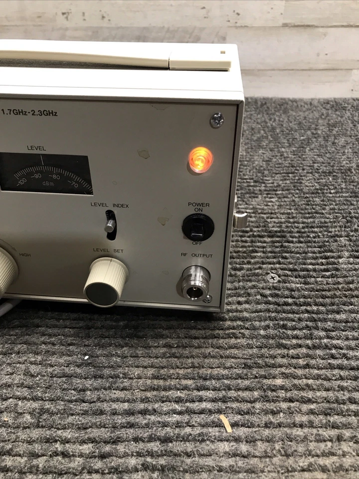 Generador de señal RF Anritsu Corp. MG724a1 (1,7-2,3 GHz, 115 VCA, 0,2 A) Foto 2 de 4