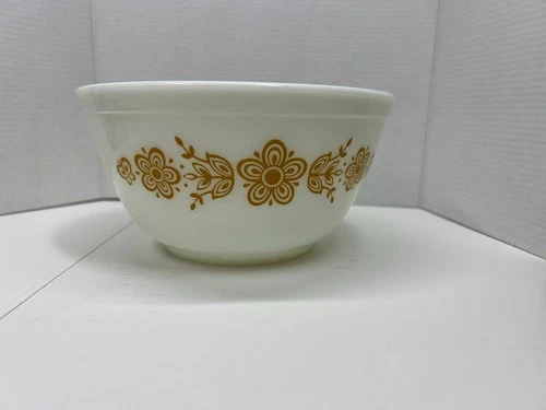 Pyrex  Butterfly Gold #402 Mixing Bowl, 1 1/2 qt yellow white 1972