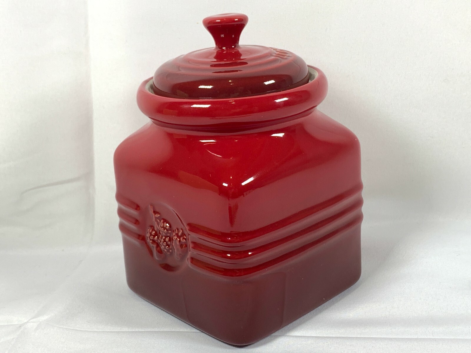 Le Creuset Jam Jar with Silicone Spreader 15 fl Ounce Cherry Red