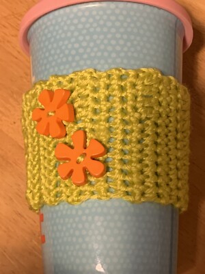 NEU HANDGEFERTIGTE KAFFEETASSE ÄRMEL KUSCHELIG HELLGRÜN ORANGE BLUMEN KNÖPFE