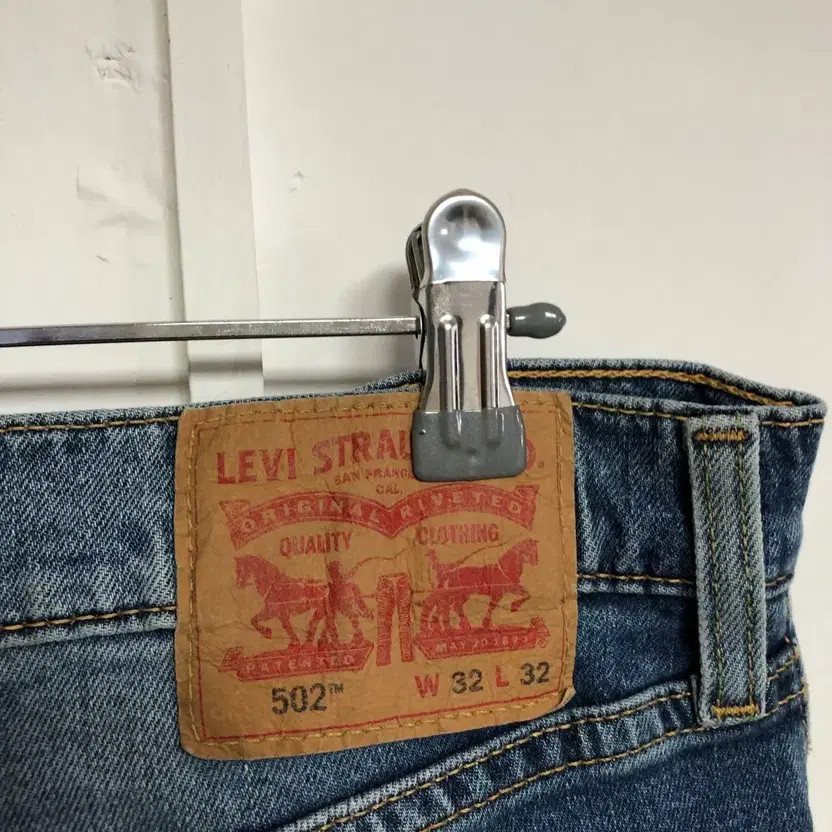 Levi's Men's 32-inch Slim Fit Jeans - Excellent Condition thumbnail 4