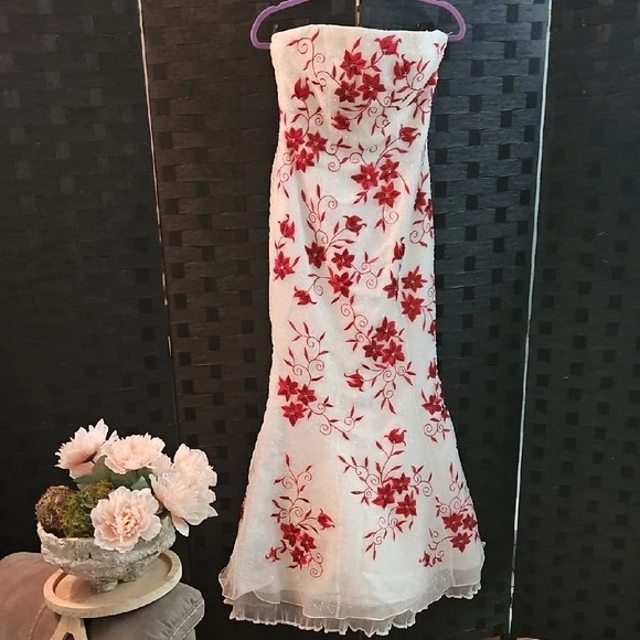 Elegante Vestido Floral Jovani Sin Tirantes Blanco y Rojo Talla 4 Foto 2 de 4