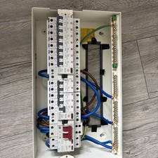 Wylex Split Load Verbrauchereinheit mit SPD & 12MCB